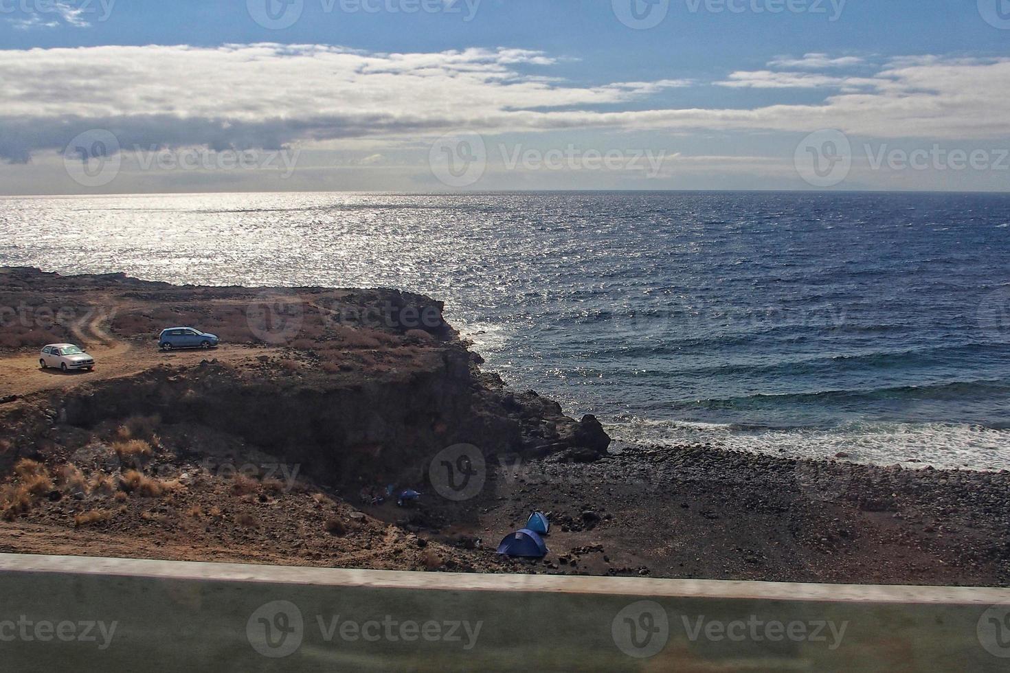 landschappen van de Spaans eiland van Tenerife met de snelweg en de oceaan foto