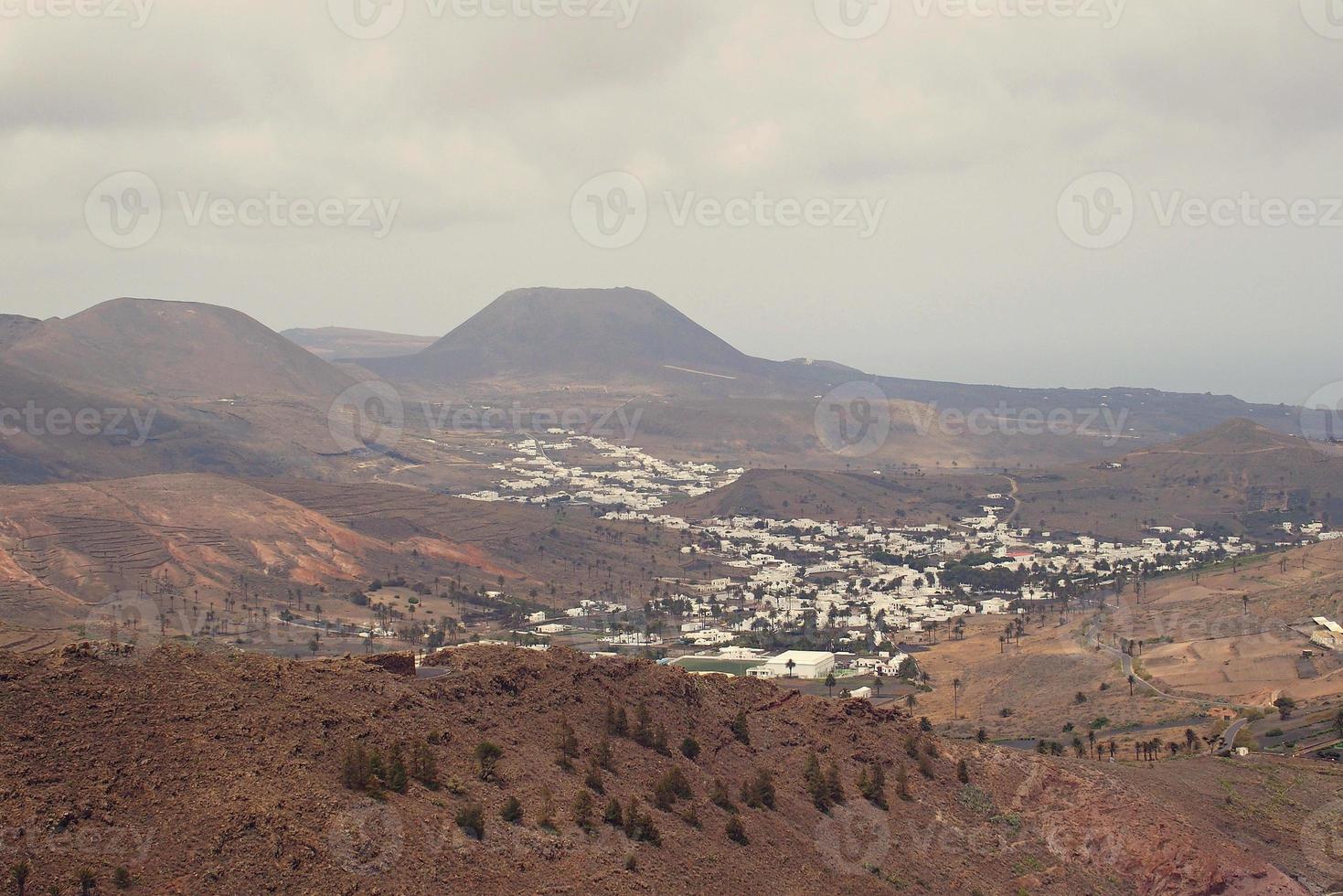 l kalmte zomer bewolkt landschap van de Spaans kanarie eiland Lanzarote foto