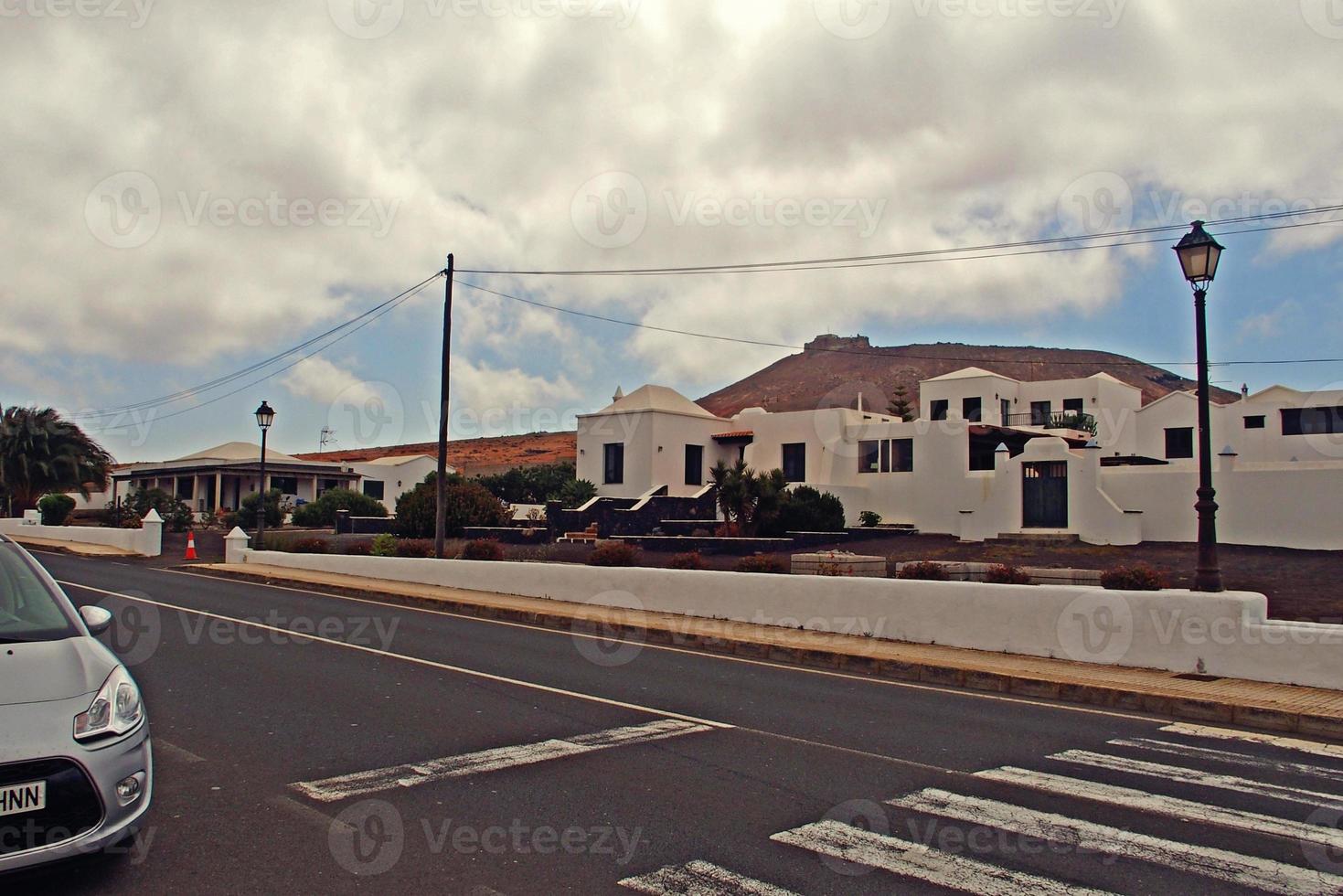 wit laag historisch gebouwen en versmallen straten in de Spaans stad van vermomming, Lanzarote foto