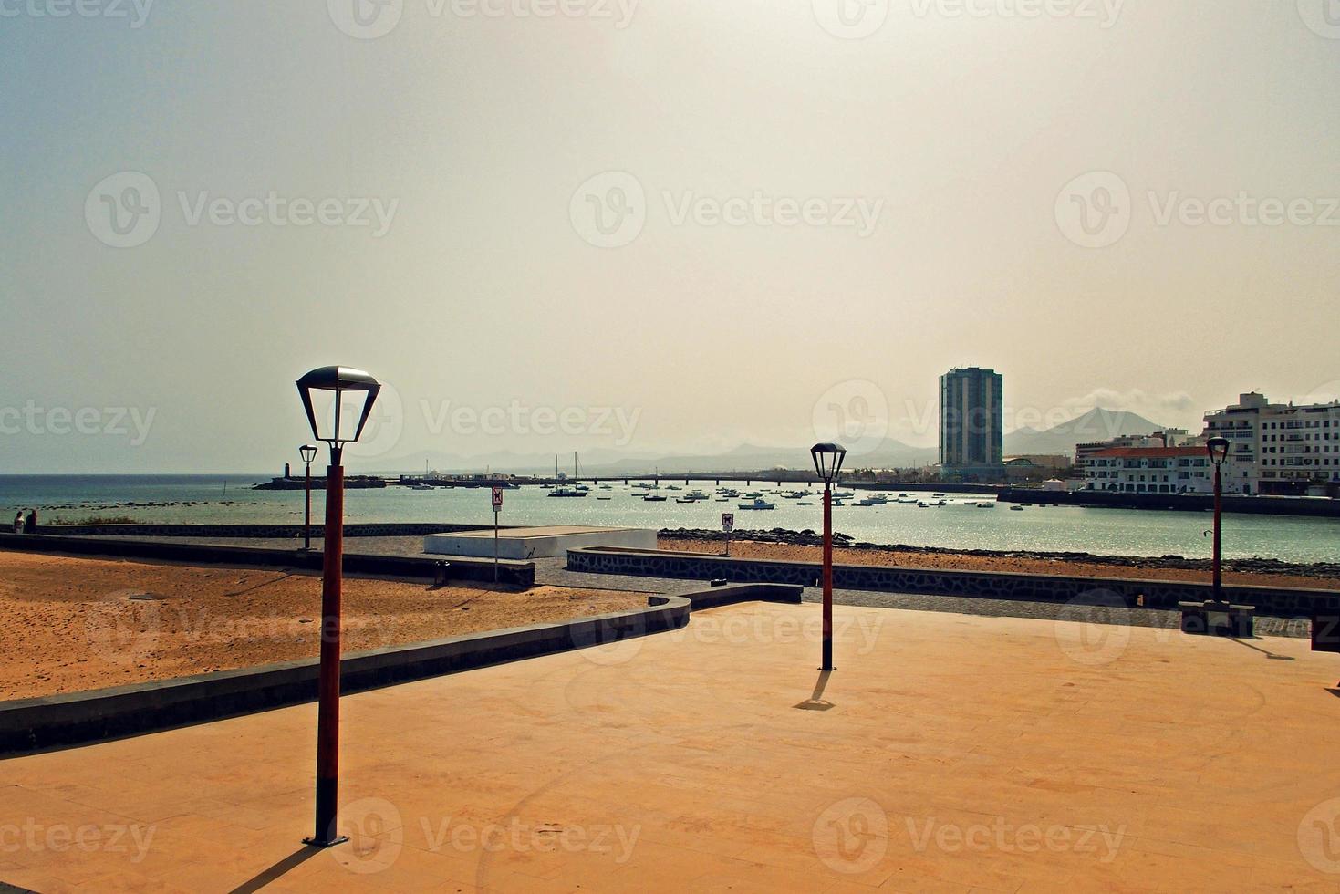 kust landschap van de hoofdstad van de kanarie eiland Lanzarote arrecife in Spanje Aan een zonnig warm zomer dag foto