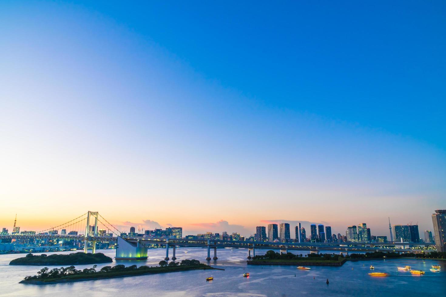 stadsgezicht van de stad van tokyo met regenboogbrug, japan foto