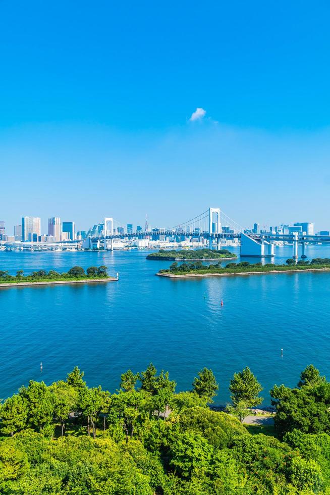 stadsgezicht van de stad van tokyo met regenboogbrug, japan foto