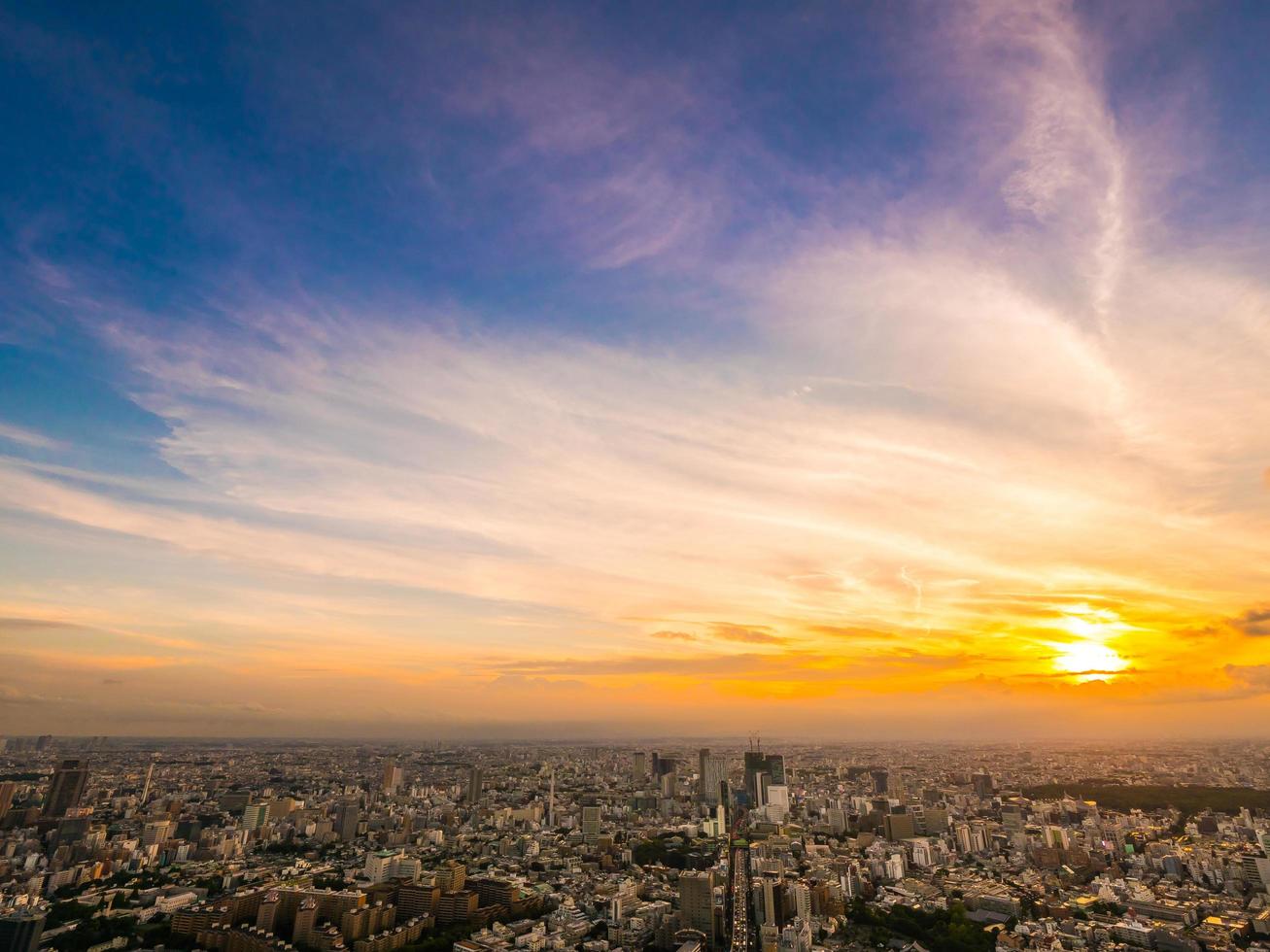 tokyo stad bij zonsondergang foto