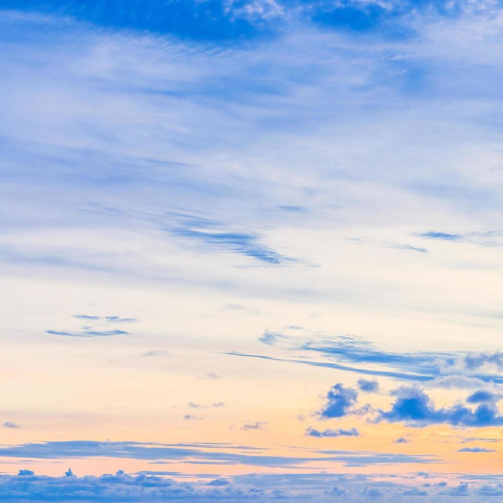 wolk aan de hemel foto