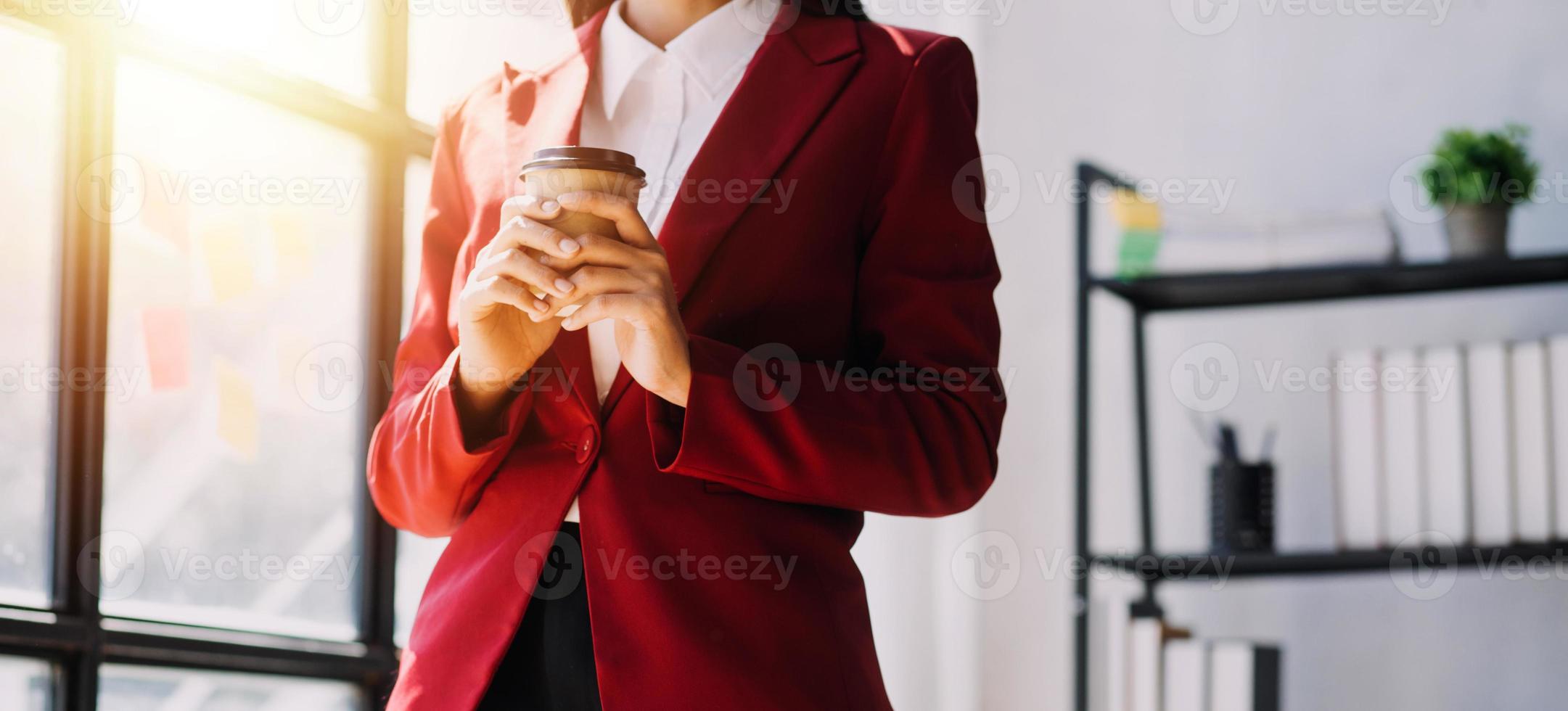 Aziatisch bedrijf vrouw gebruik makend van rekenmachine en laptop voor aan het doen wiskunde financiën Aan een kantoor bureau, belasting, rapport, boekhouding, statistieken, en analytisch Onderzoek concept foto