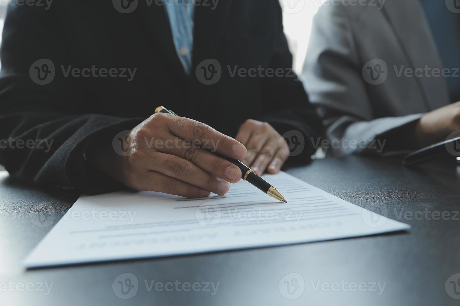 rechter hamer met gerechtigheid advocaten hebben team vergadering Bij wet firma in achtergrond. concepten van wet. foto