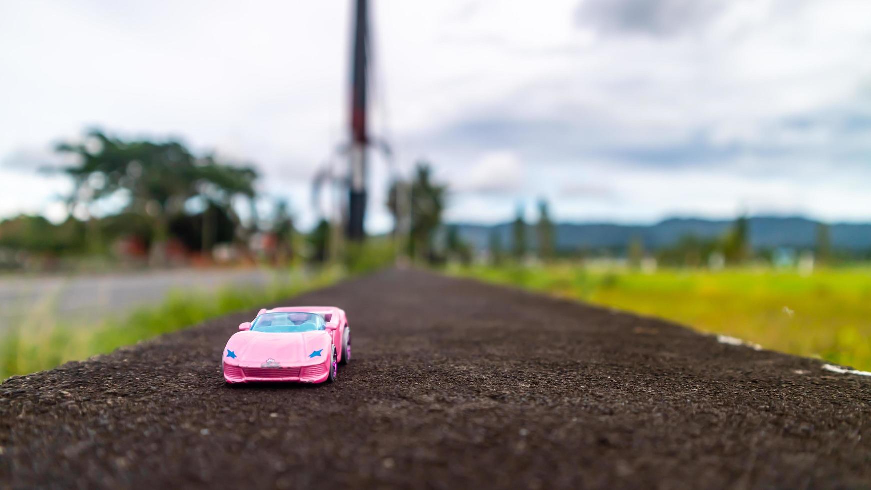 minahasa, Indonesië januari 2023, speelgoed- auto in de rijst- veld- foto