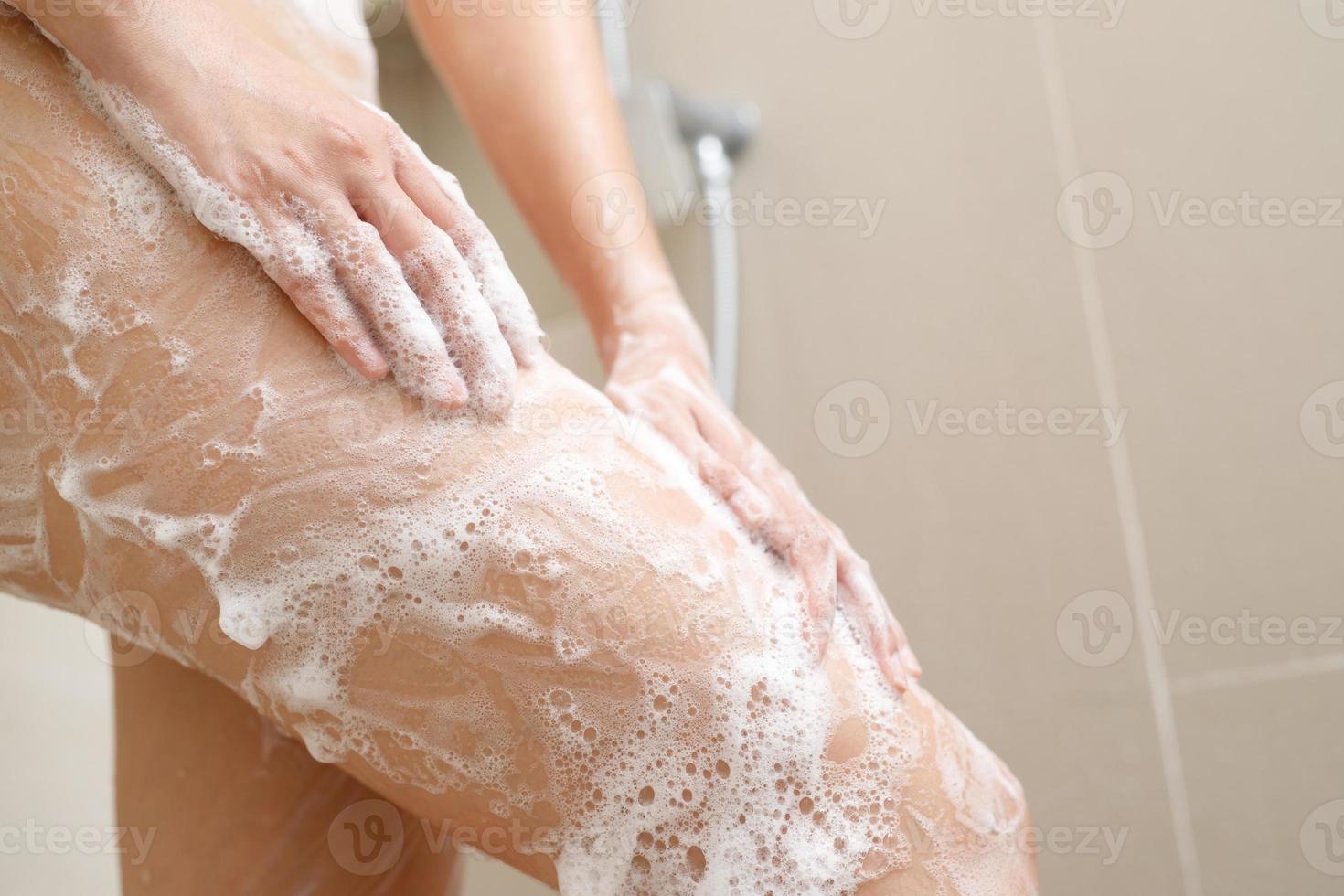 Dames gebruik vloeistof zeep naar douche naar helpen elimineren bacteriën. foto