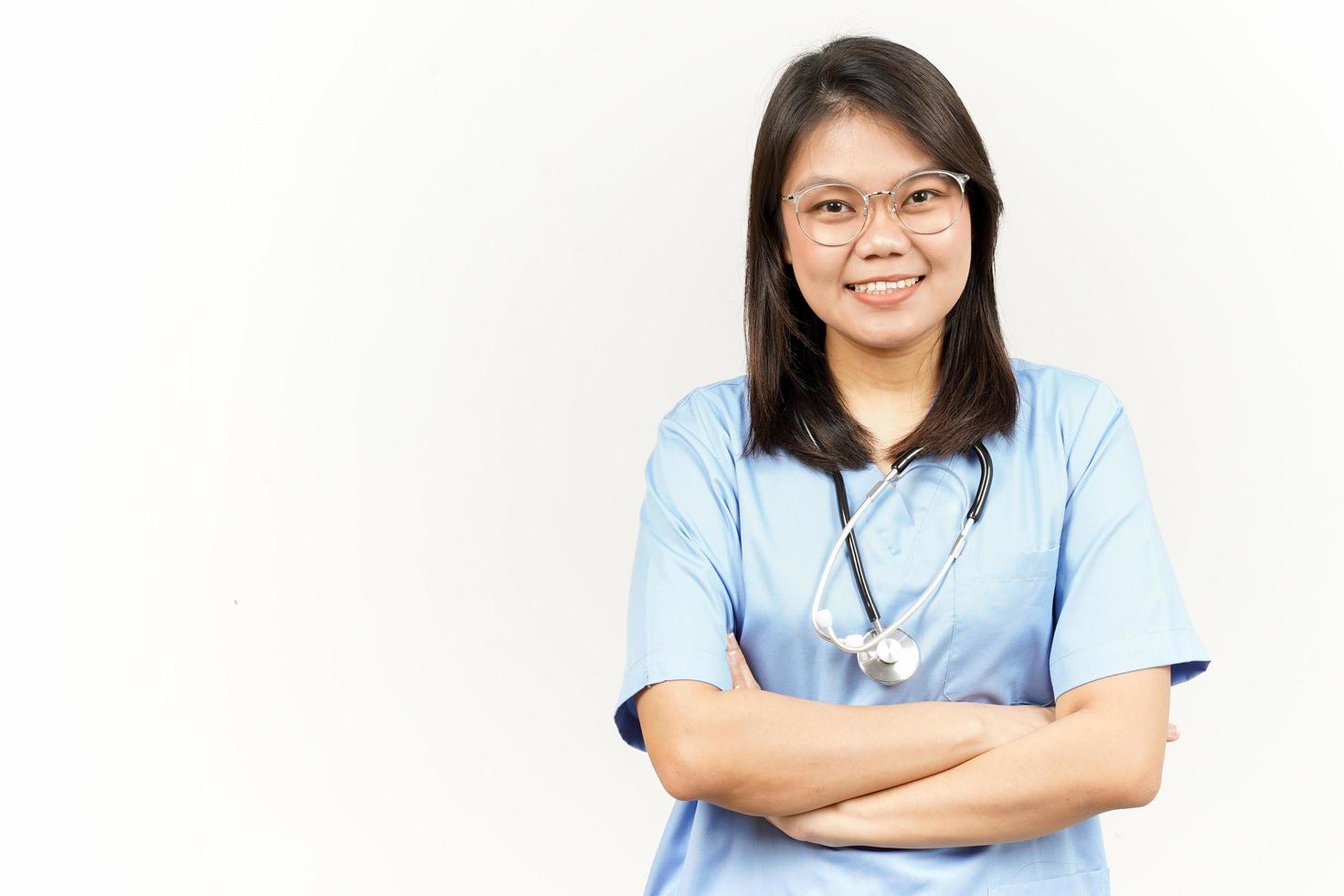 glimlachen en vouwen armen van Aziatisch jong dokter geïsoleerd Aan wit achtergrond foto