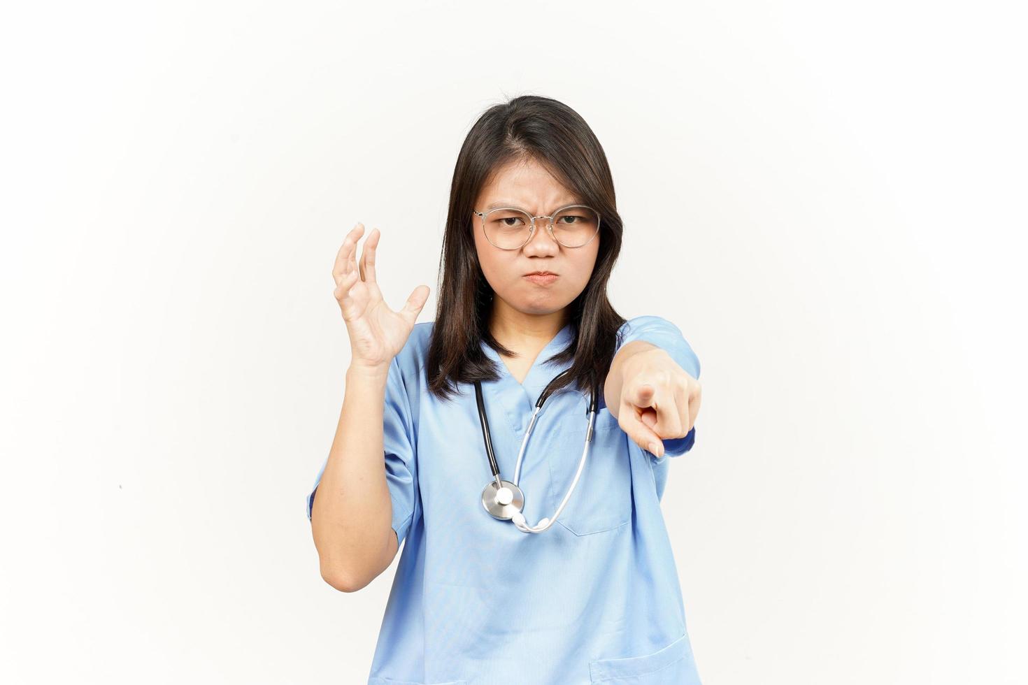 boos gebaar van Aziatisch jong dokter geïsoleerd Aan wit achtergrond foto