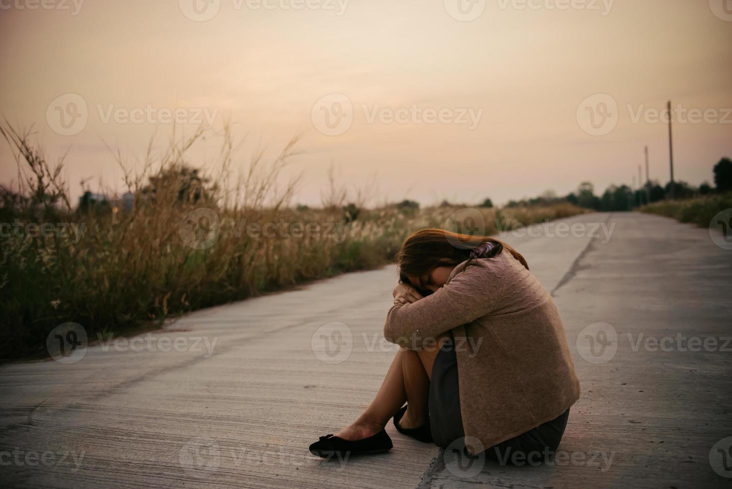 portret van eenzaam vrouw alleen in een veld. wijnoogst filter stijl.zij hartzeer van liefde, verdrietig meisje concept Aan zonsondergang wijnoogst stijl foto