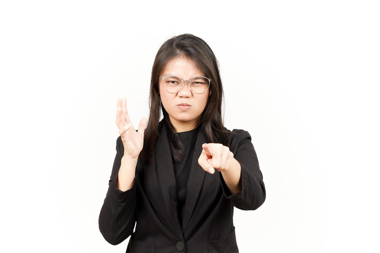 boos en richten naar camera van mooi Aziatisch vrouw vervelend zwart blazer geïsoleerd Aan wit foto