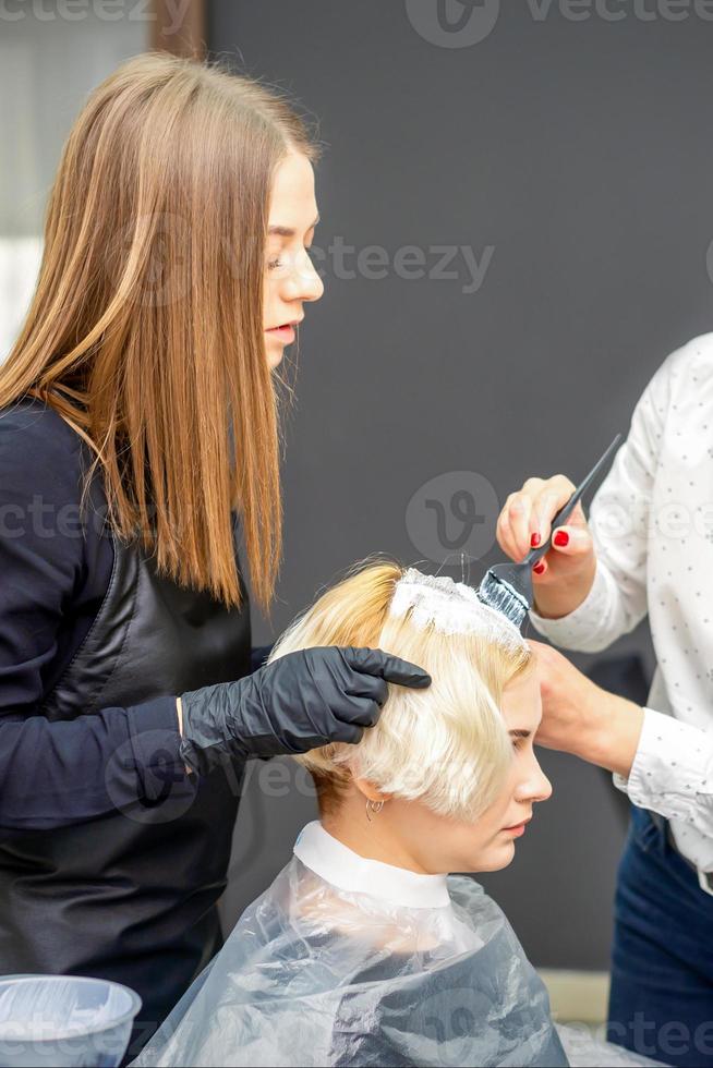 twee kappers verven haar- van vrouw foto