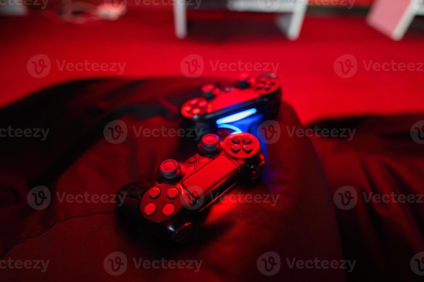 twee joysticks in rood Speel zone kamer. foto