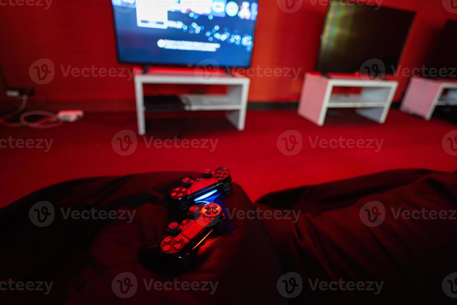 twee joysticks in rood Speel zone kamer. foto