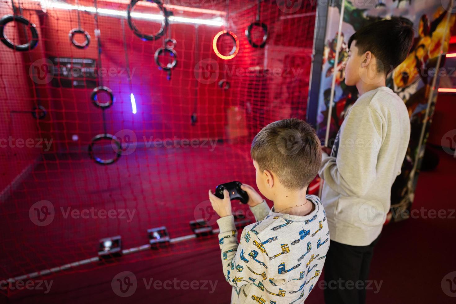 kinderen vliegend afgelegen controle drones spel binnen- Speel zone. foto