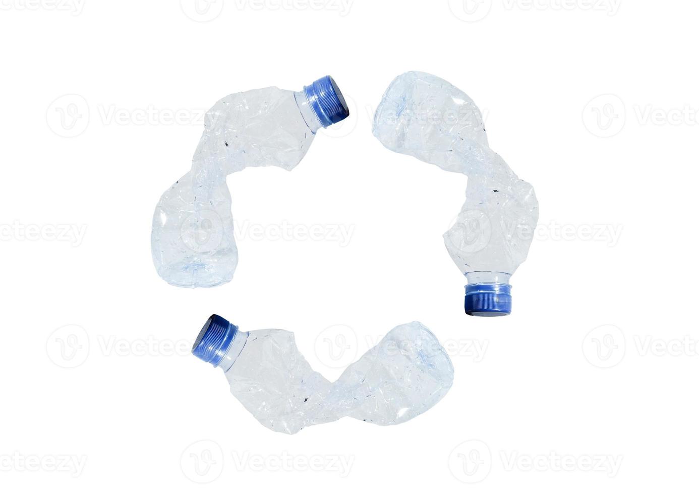verfrommeld plastic flessen vormen een recycle teken. de concept van gebruik makend van plastic. aantrekkelijk ecologisch probleem positief poster. foto