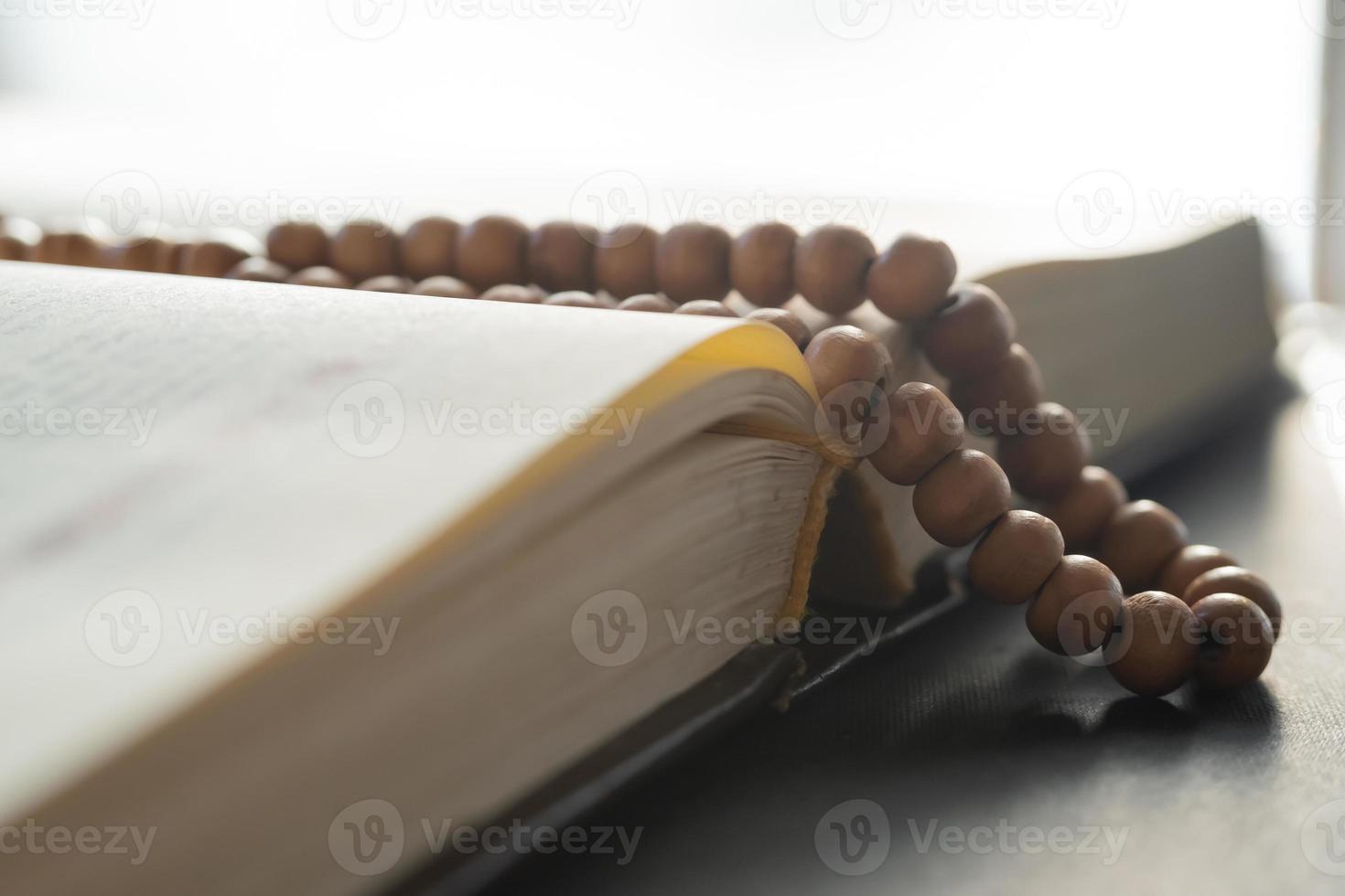 heilig boek en gebed kralen voor moslims. concept van de Koran en gebed kralen foto