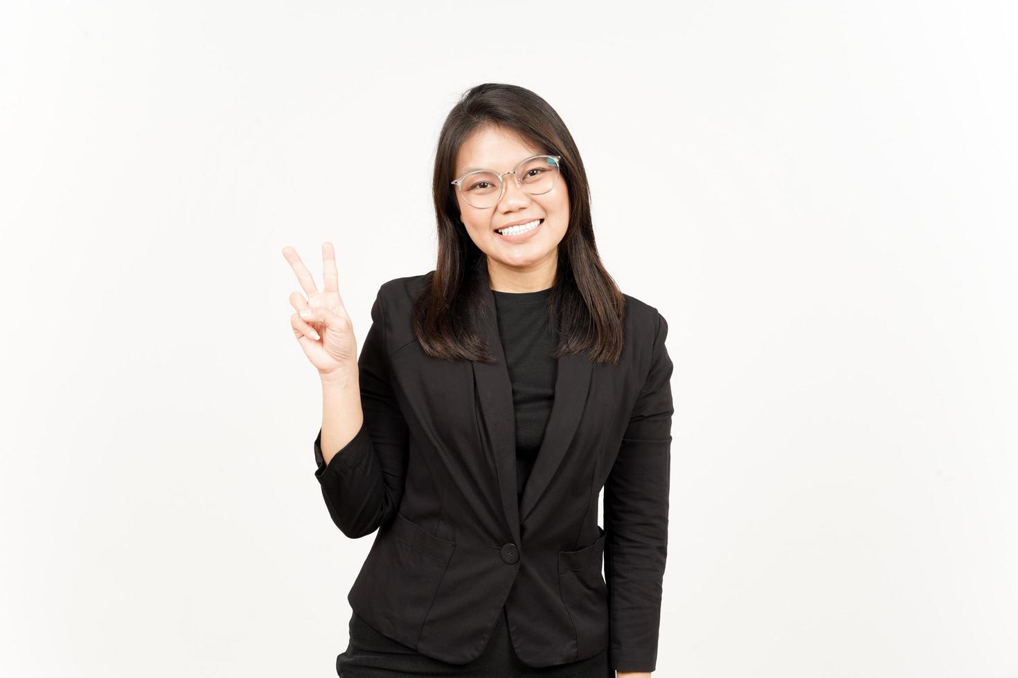 tonen vrede teken van mooi Aziatisch vrouw vervelend zwart blazer geïsoleerd Aan wit achtergrond foto