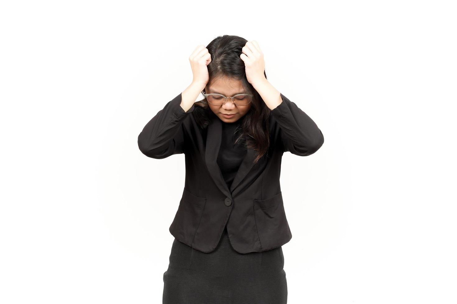 lijden hoofdpijn van mooi Aziatisch vrouw vervelend zwart blazer geïsoleerd Aan wit achtergrond foto