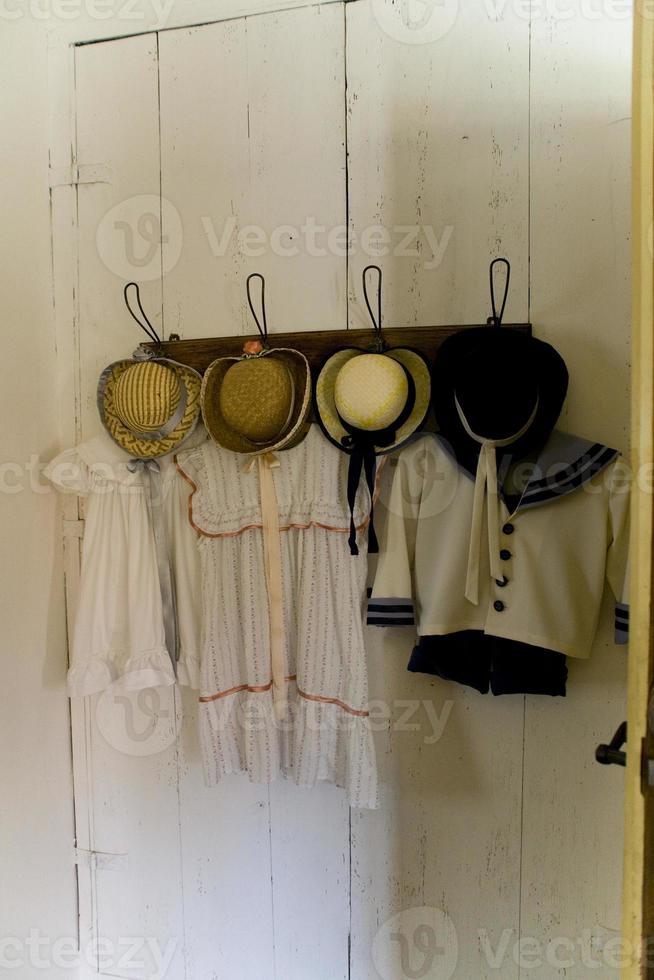 retro kinderen kleren hangende Aan een hanger Aan de muur foto