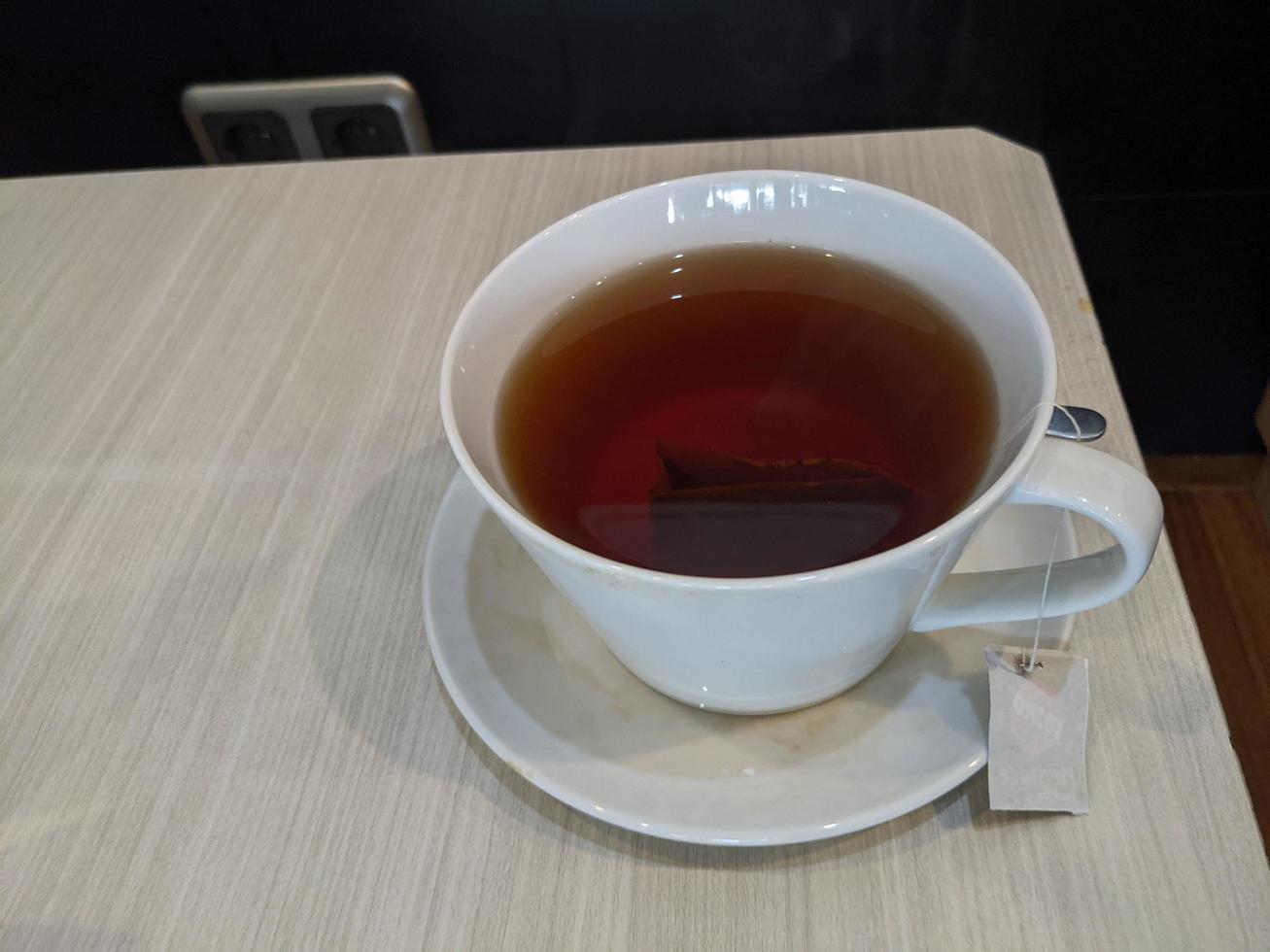 dichtbij omhoog een kop heet thee met vers suiker. de foto is geschikt naar gebruik voor vers drinken achtergrond en inhoud media.