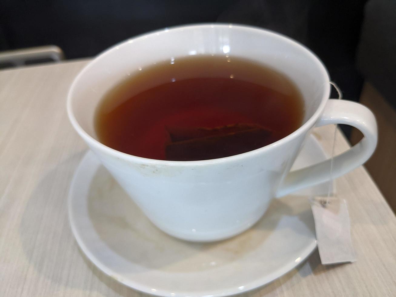 dichtbij omhoog een kop heet thee met vers suiker. de foto is geschikt naar gebruik voor vers drinken achtergrond en inhoud media.