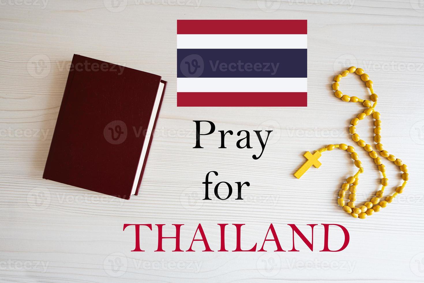 bidden voor Thailand. rozenkrans en heilig Bijbel achtergrond. foto