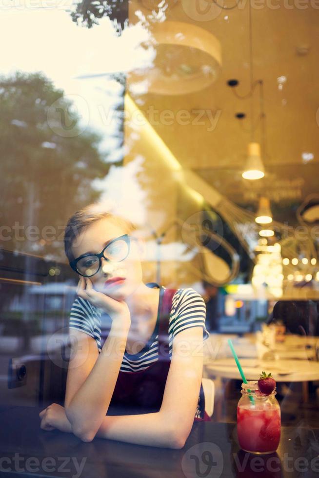 vrouw met kort haar- en cocktail restaurant vrije tijd eenzaamheid foto