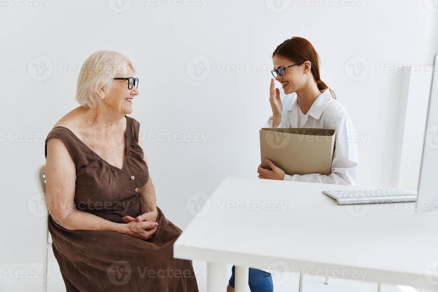 artsen in de medisch kantoor gesprek met de geduldig professioneel behandeling foto
