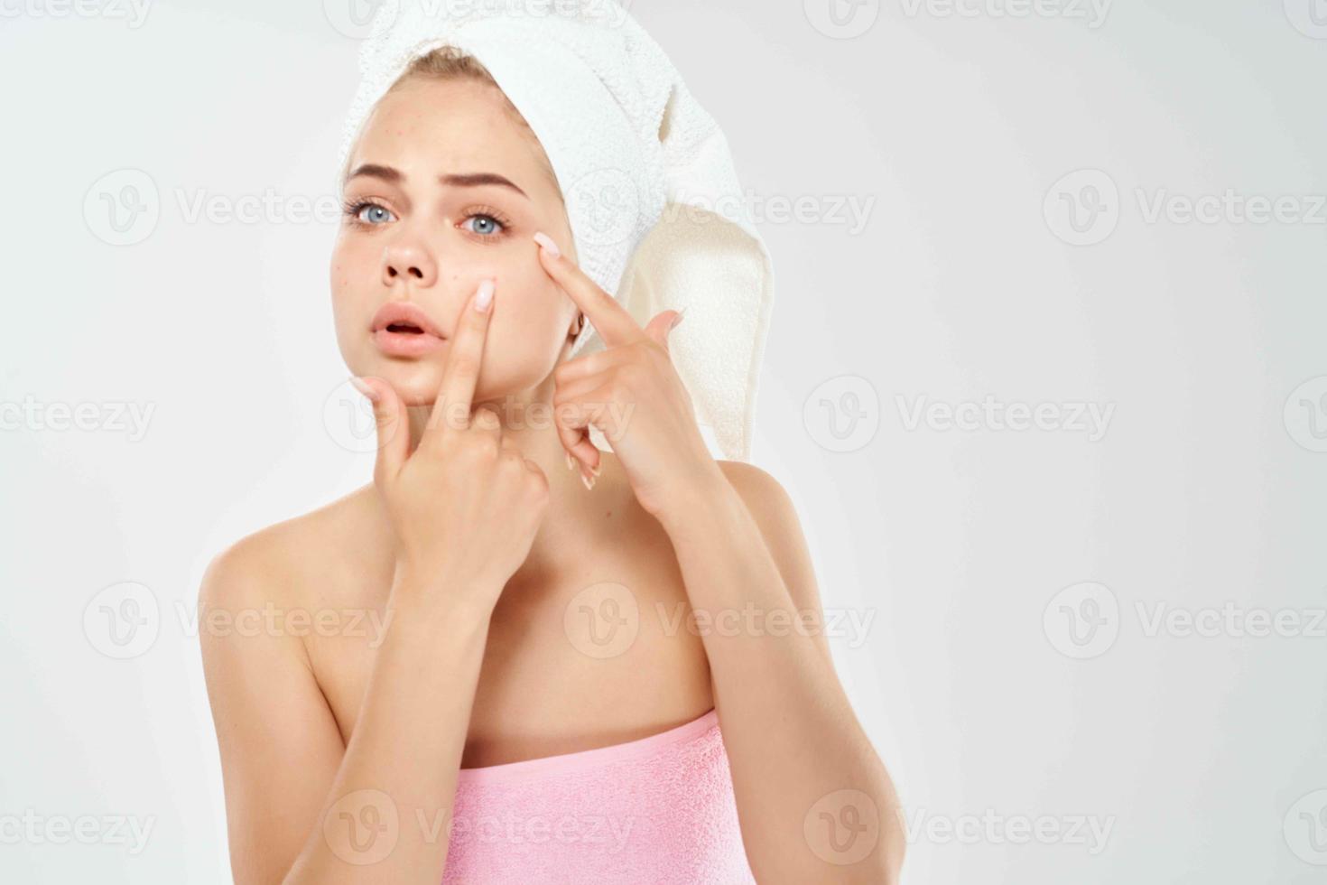 mooi vrouw Holding gezicht huid zorg dermatologie detailopname foto