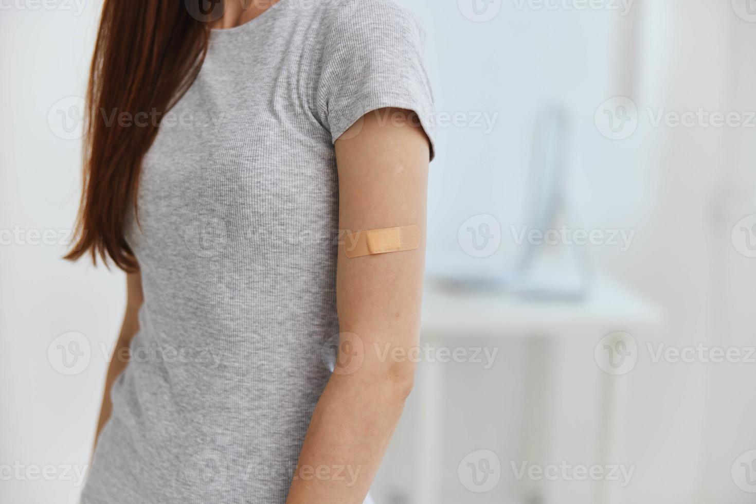 vrouw ziekenhuis met Zelfklevend gips Aan schouder immuniteit geneeskunde paspoort foto