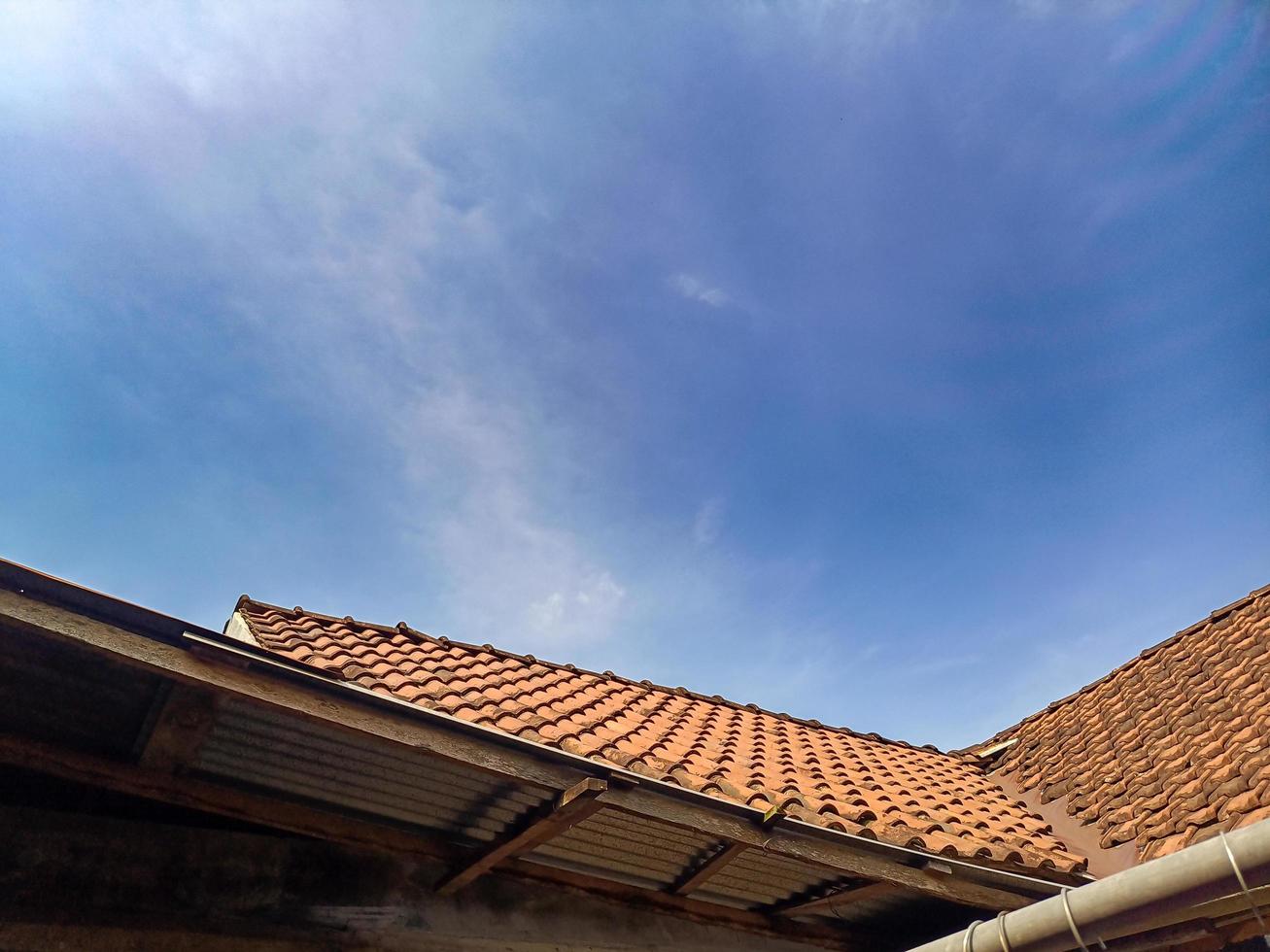 traditioneel huis op het dak Aan Doorzichtig blauw lucht achtergrond foto