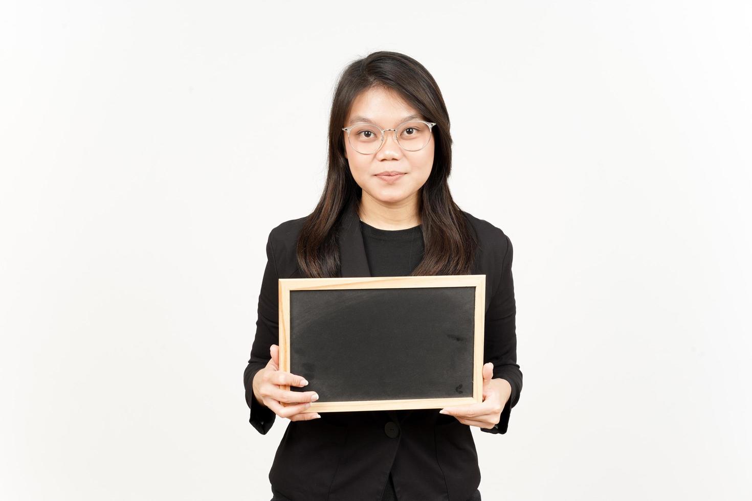 laten zien, presenteren en Holding blanco schoolbord van mooi Aziatisch vrouw vervelend zwart blazer foto