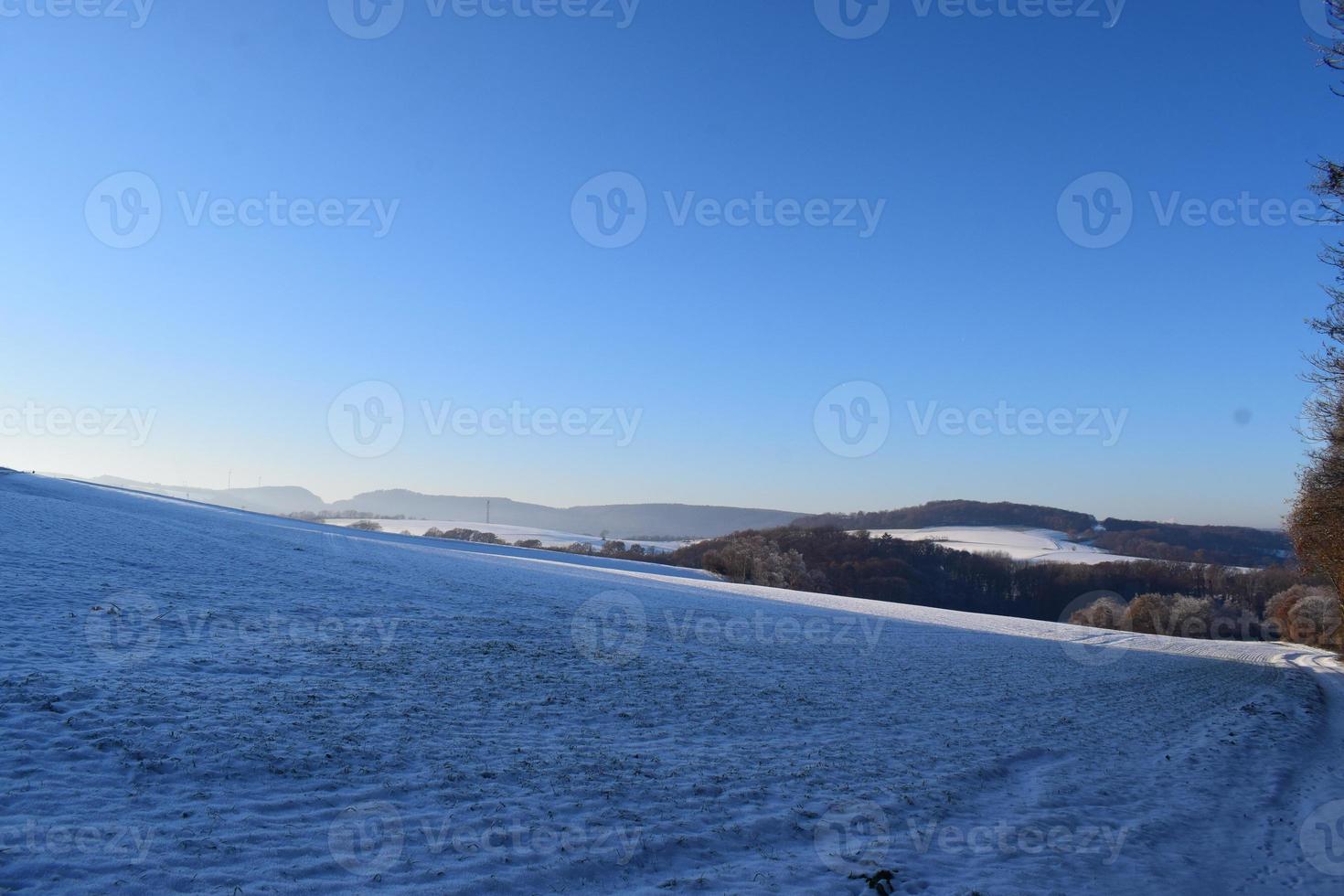 besneeuwde heuvels foto