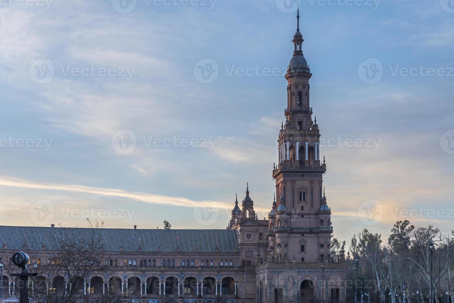 plein de espana is een plein gelegen in sevilla, Spanje en was gebouwd voor de Iberisch-Amerikaans expo, en het heeft een belangrijk plaats in Spaans architectuur foto