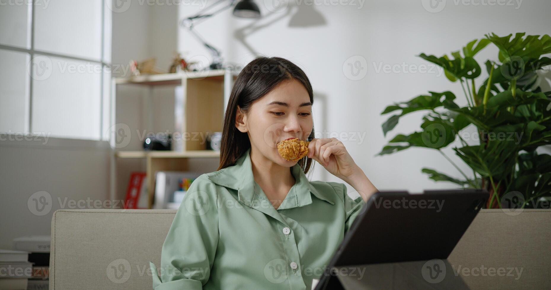 portret van Aziatisch jong vrouw gebruik makend van laptop Bij huis foto