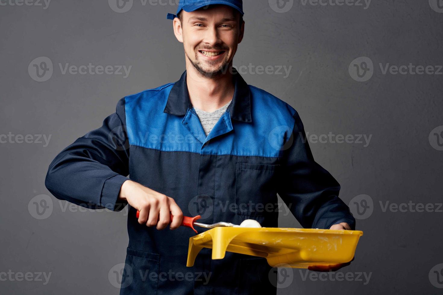 mannetje schilder rol verf reparatie in de kamer foto