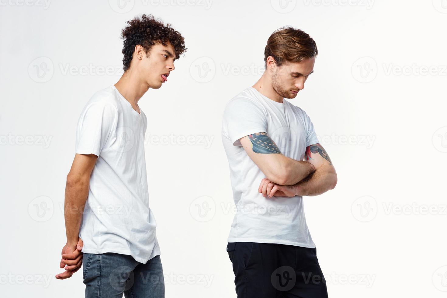 twee mannen in wit t-shirts gebaren met hun handen vriendschap studio foto