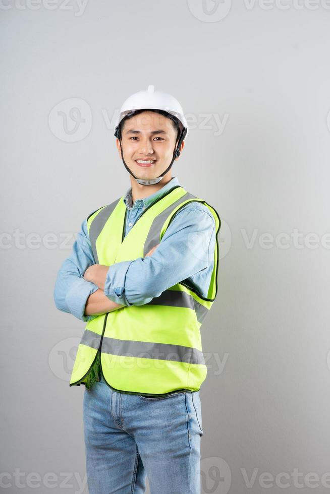 Aziatisch ingenieur portret Aan grijs achtergrond foto