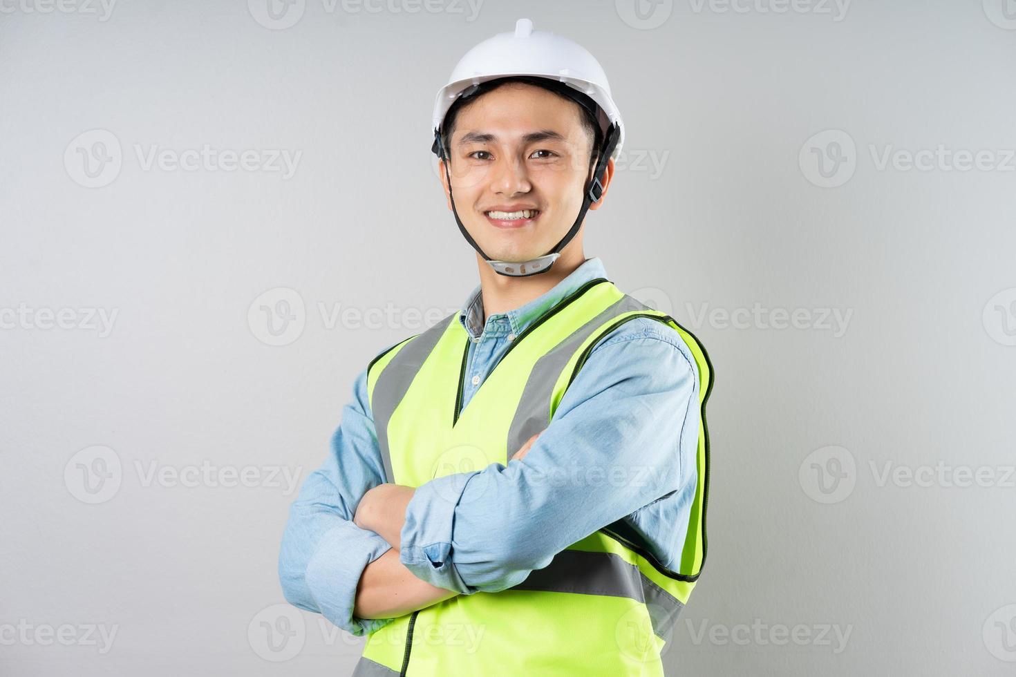 Aziatisch ingenieur portret Aan grijs achtergrond foto