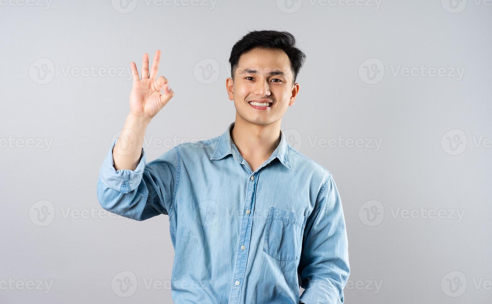 beeld van jong zakenman mannetje Aan grijs achtergrond foto