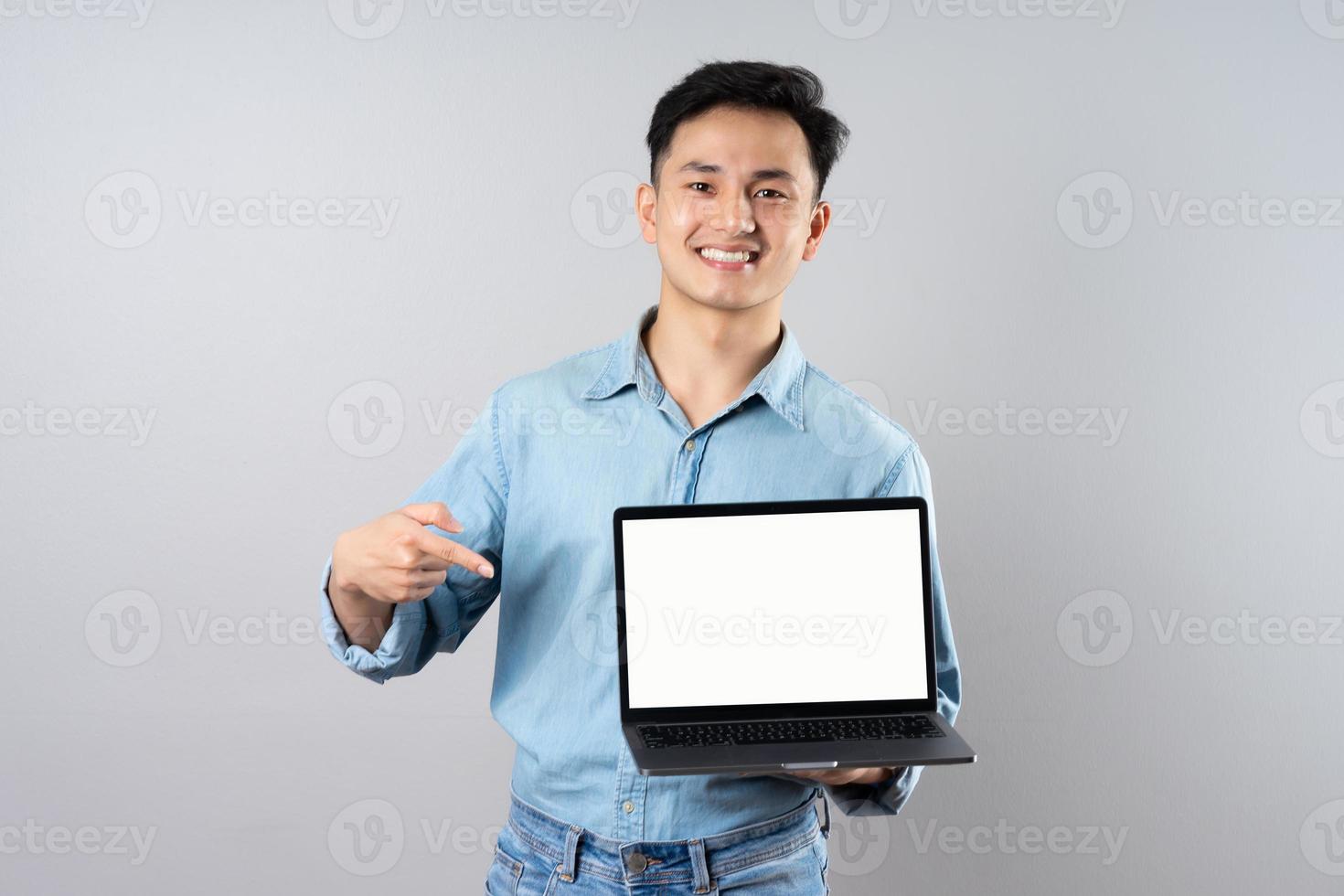 beeld van jong zakenman mannetje Aan grijs achtergrond foto