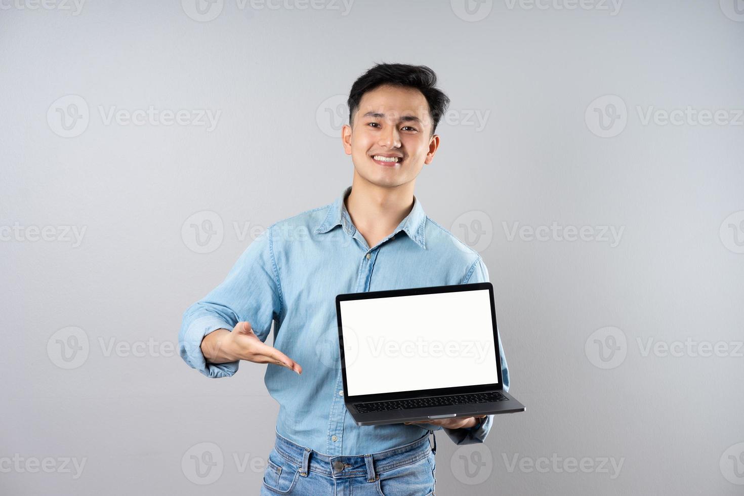 beeld van jong zakenman mannetje Aan grijs achtergrond foto