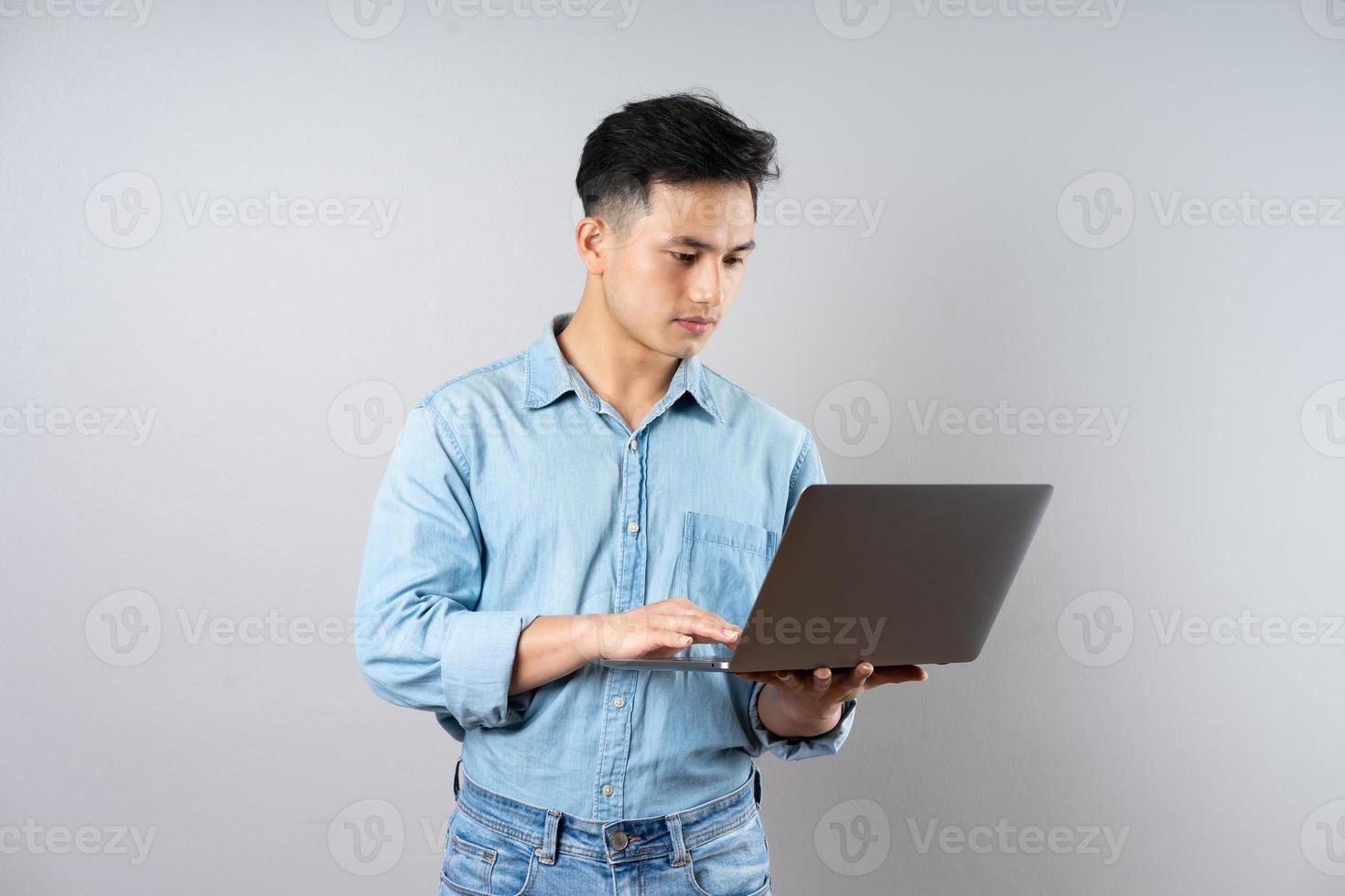 beeld van jong zakenman mannetje Aan grijs achtergrond foto