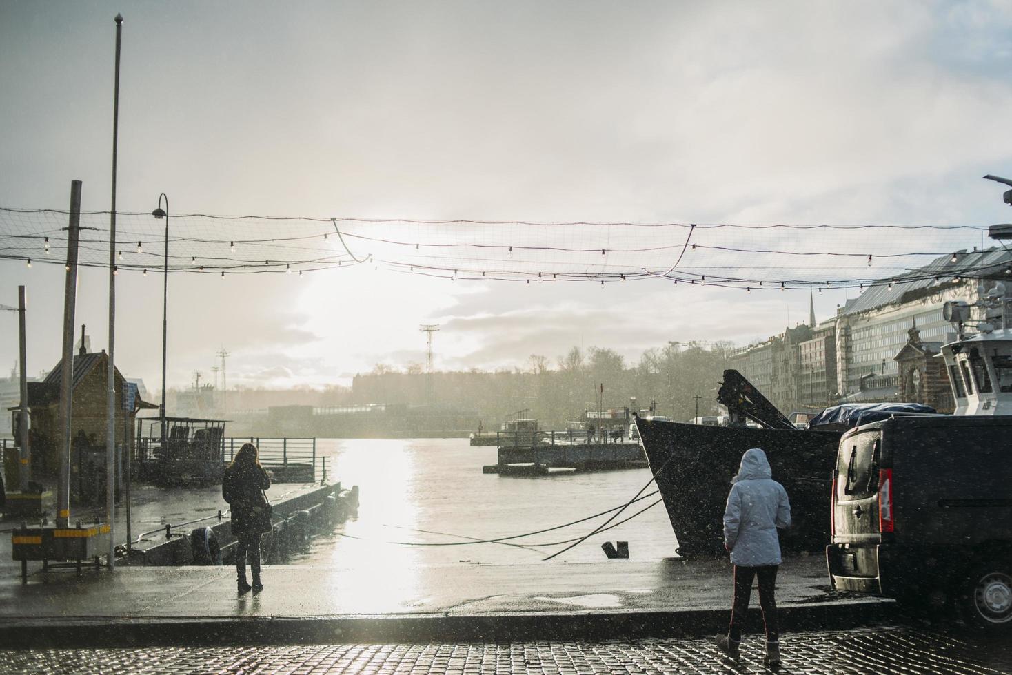 Helsinki, Finland, 2021 - regenachtige dag in de stadshaven foto