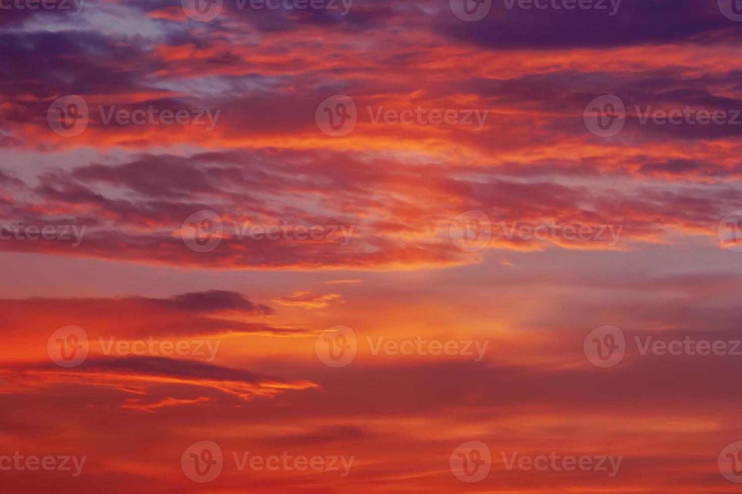 rood oranje Purper kleurrijk wolken in verduistering lucht Bij zonsondergang foto