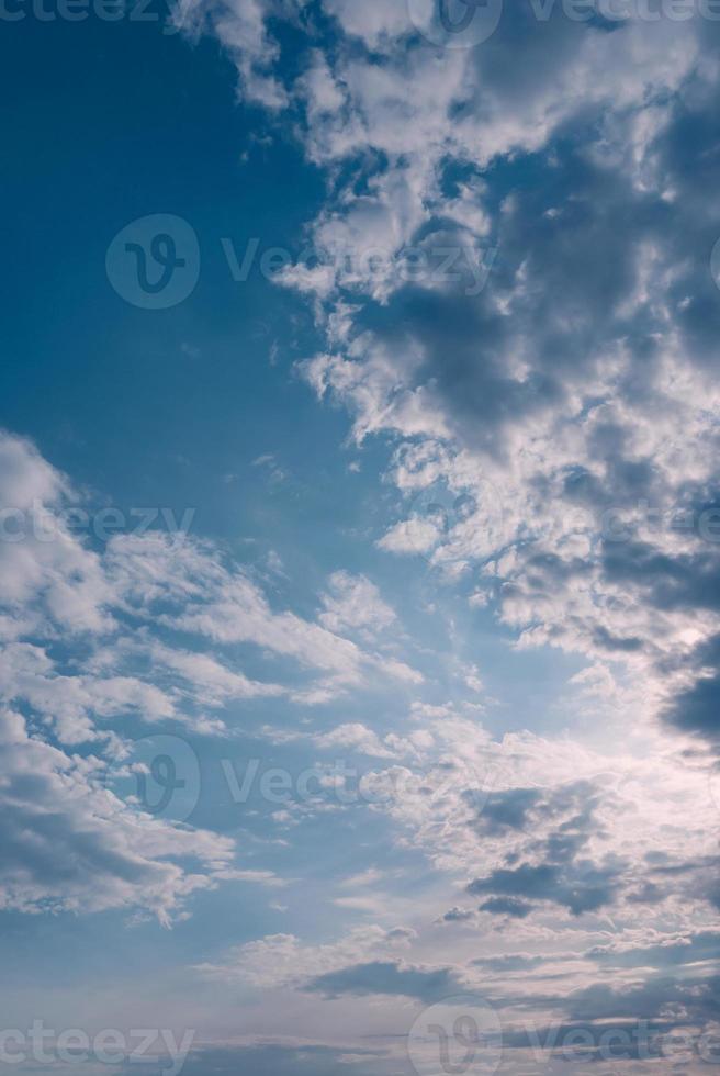 blauw lucht en wolken Bij zomer zonsondergang, verticaal kader foto