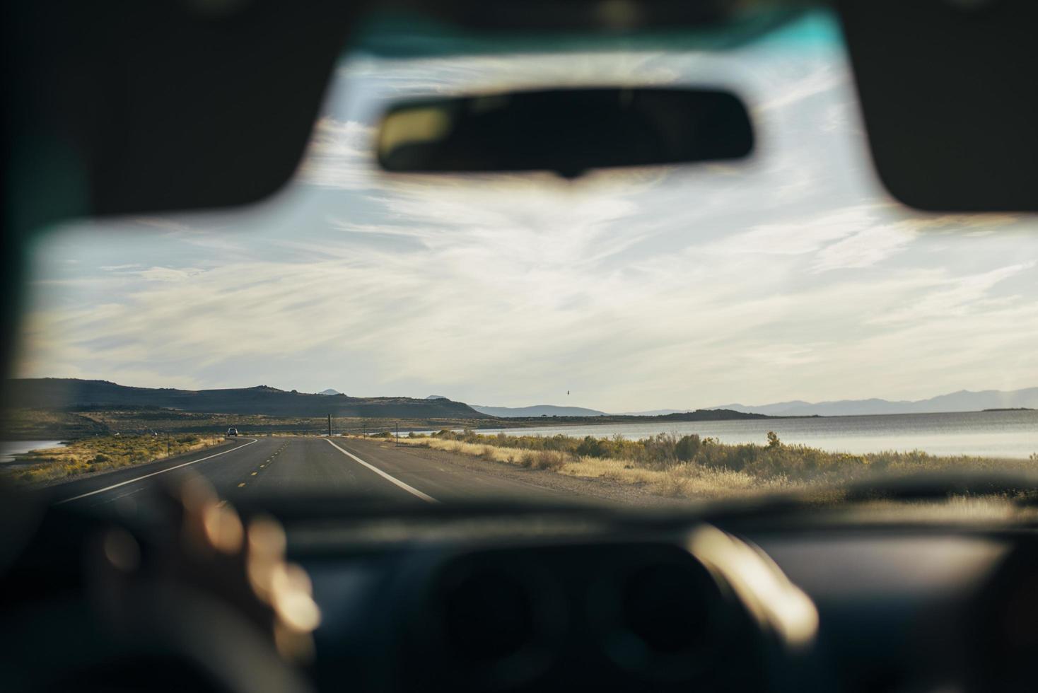 uitzicht op de weg door het autoraam foto