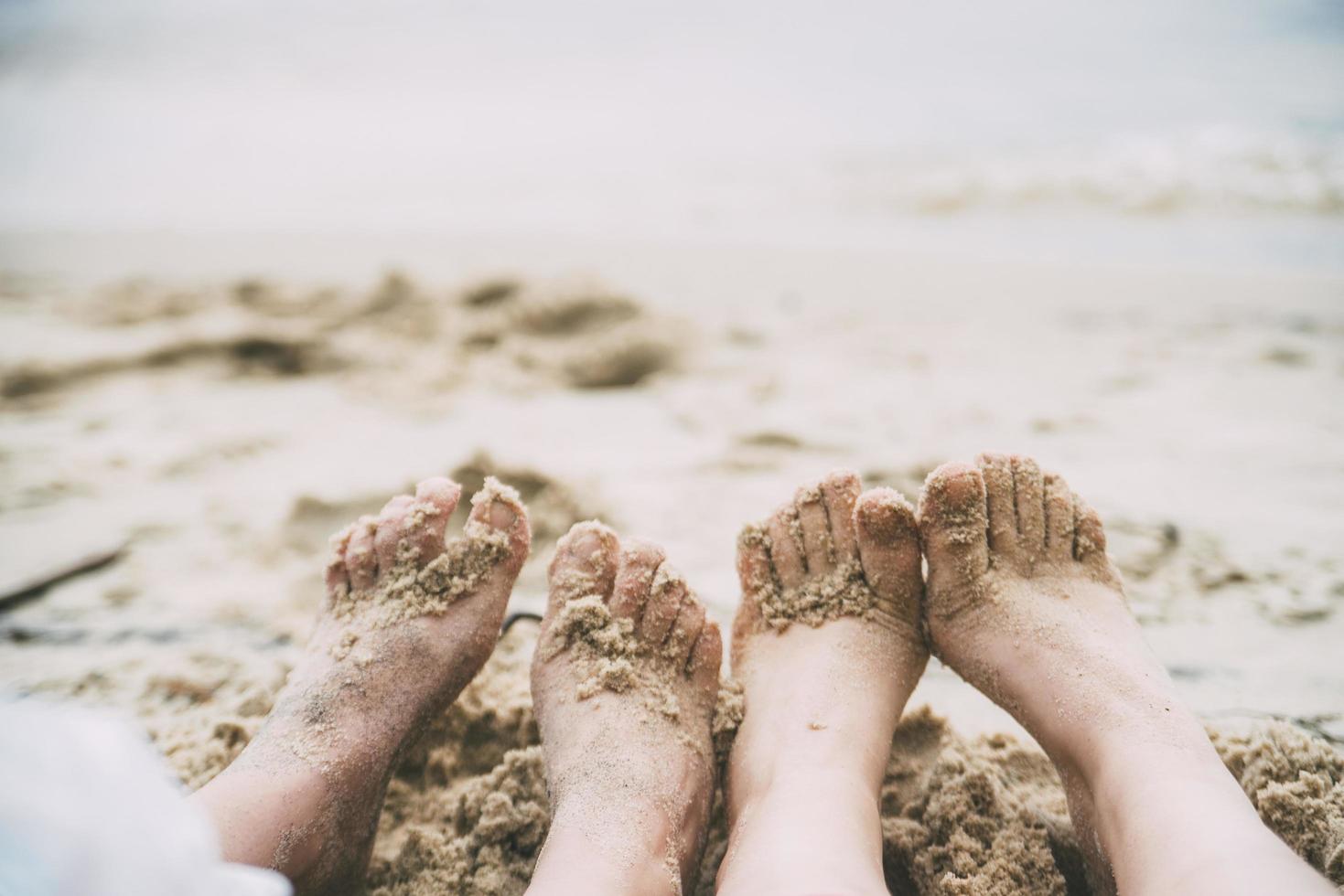 voeten in zand foto